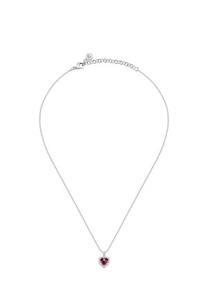 Collana d'argento con catena che presenta un pendente a forma di cuore rosso circondato da pietre sintetiche trasparenti, finitura lucida, design delicato.