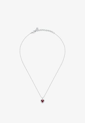 Collana d'argento con catena che presenta un pendente a forma di cuore rosso circondato da pietre sintetiche trasparenti, finitura lucida, design delicato.