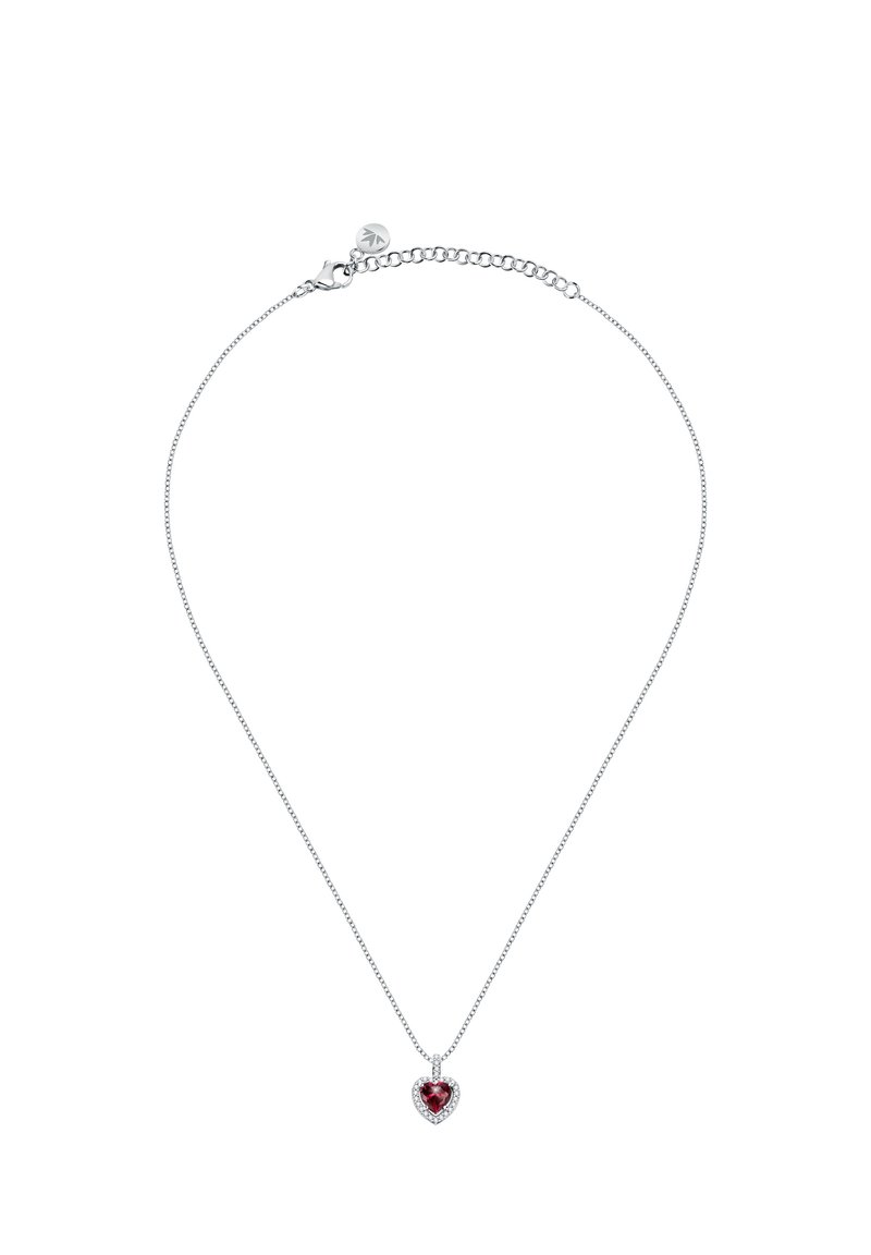 Collana d'argento con catena che presenta un pendente a forma di cuore rosso circondato da pietre sintetiche trasparenti, finitura lucida, design delicato.