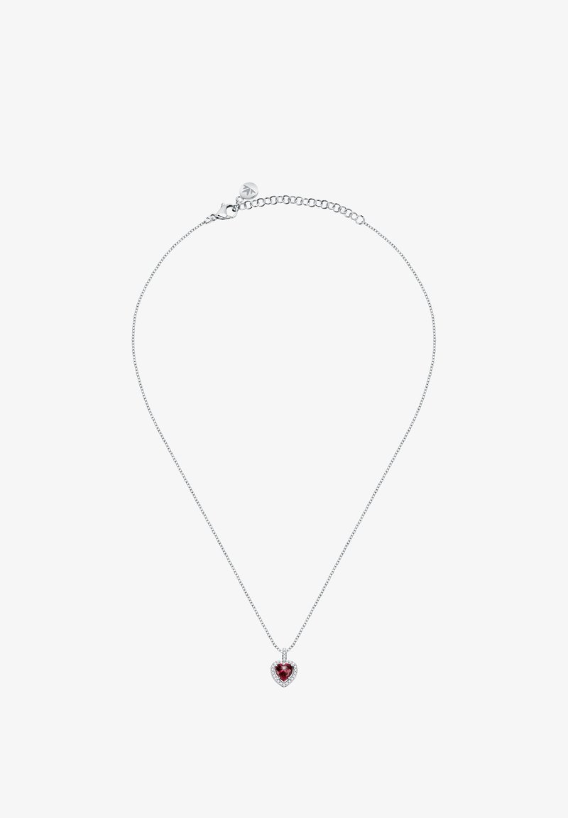 Collana d'argento con catena che presenta un pendente a forma di cuore rosso circondato da pietre sintetiche trasparenti, finitura lucida, design delicato.