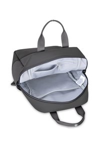 Bolso suave gris con dos asas superiores, cierre con cremallera y un interior gris claro que incluye un bolsillo con cremallera y compartimentos abiertos.