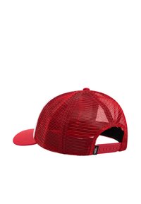 Gorra de béisbol roja con un panel frontal sólido y parte trasera de malla, que presenta un visor curvado y cierre ajustable de tipo snapback.