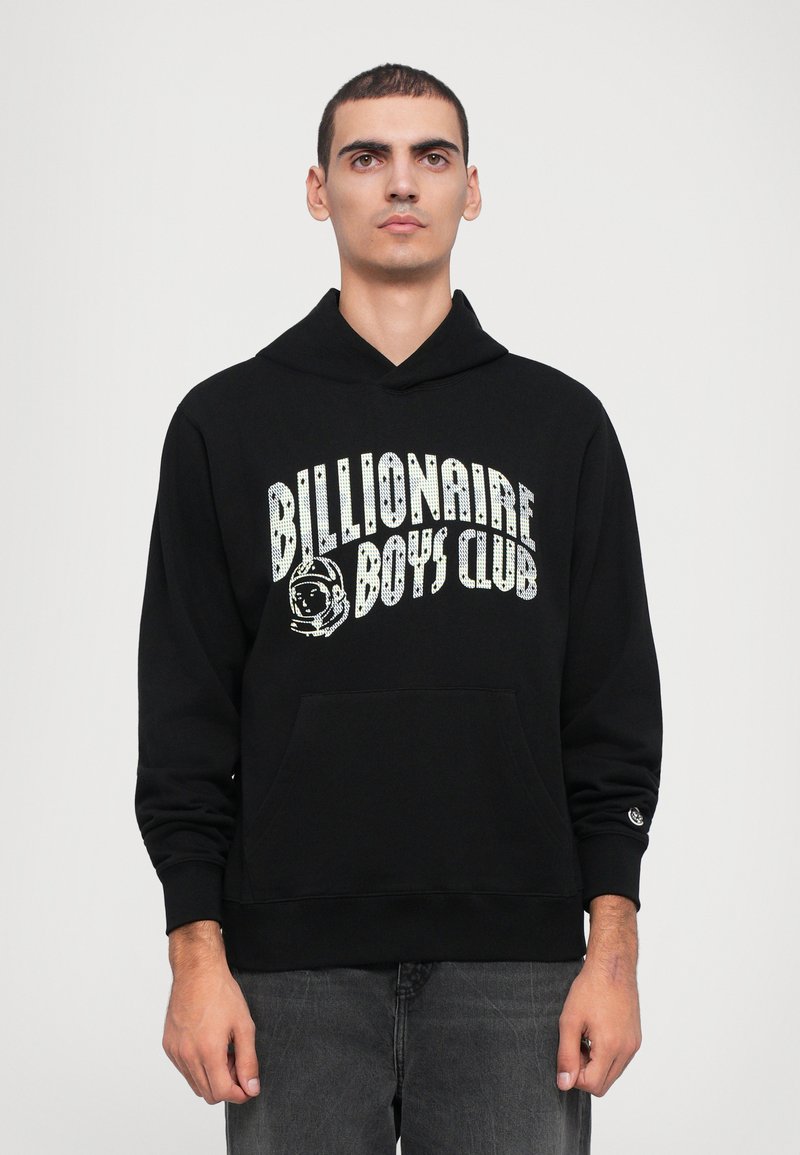 Sweatshirt à capuche noire avec le logo "Billionaire Boys Club" en blanc et argenté, doté d'une poche avant et de poignets côtelés.