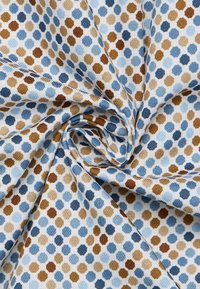 Katoenen stof met een hexagonaal patroon in tinten blauw en bruin op een lichte achtergrond, met een ingewikkelde textuur en een zachte val.