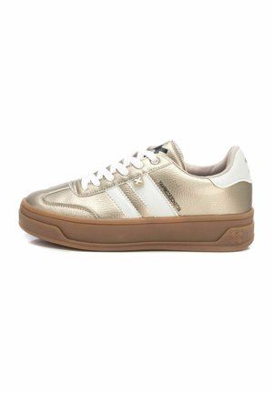 Sneaker dorato metallico con strisce bianche, punta tonda, lacci bianchi, parte superiore testurizzata e suola in gomma naturale. Presenta un logo sulla linguetta.