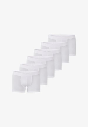 Weiße Baumwollboxershorts mit glatter Textur, enganliegendem Schnitt und elastischem Bund. Sieben Paare in einer Reihe angeordnet.