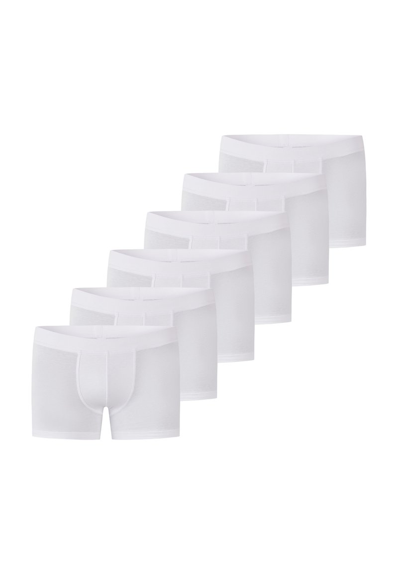 Vita bomullsboxershorts med en slät yta, kroppsnära passform och resårmidja. Sju par ordnade i en rad.