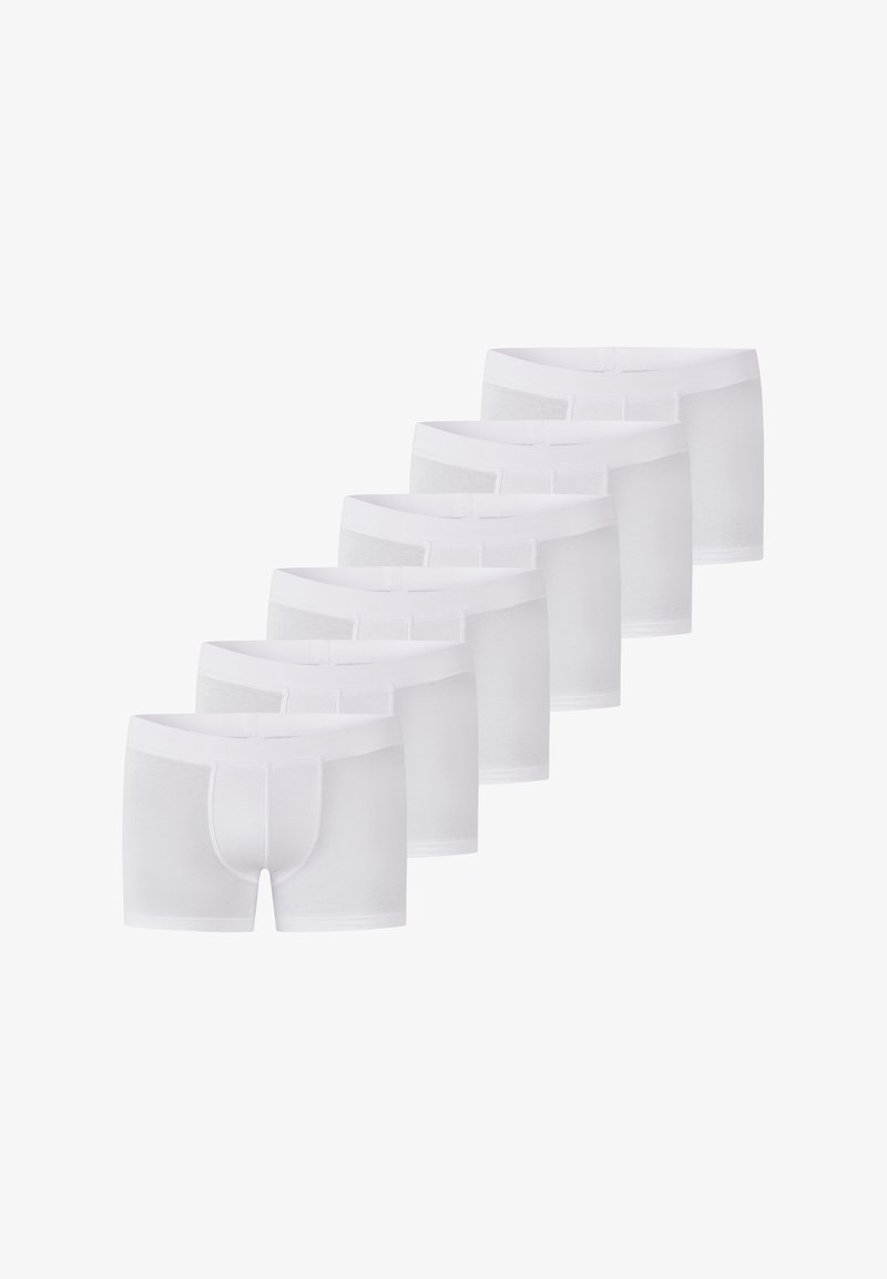 Boxer-briefs blancs en coton, avec une texture lisse, un design ajusté et une taille élastique. Sept paires disposées en rangée.