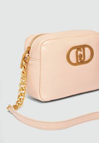 Helle rosa Lederhandtasche mit goldenem Kettenriemen und Beschlägen. Sie hat eine rechteckige Form und ein Logo-Detail auf der Vorderseite. Mit einem Reißverschluss oben.