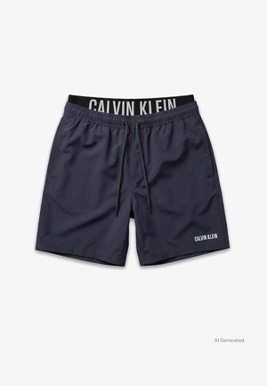Bañador azul marino con cintura elástica, cordón ajustable, bolsillos laterales y el logo blanco de Calvin Klein en la pierna y la cintura.