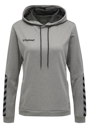 Lichtgrijze hoodie met een voorzak, een trekkoord en een zwart logo. Heeft zwart-witte diagonale strepen op de mouwen. Glad textuur.