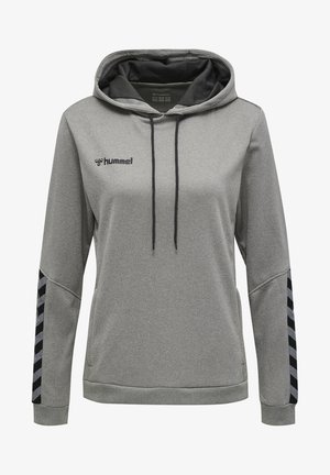 Lys grå hoodie med en frontlomme, snoretræk og sort logo. Har sort og hvide diagonale striber på ærmerne. Glat overflade.