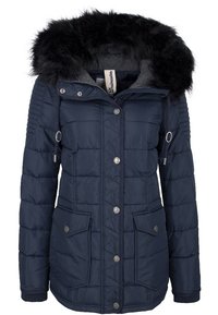 Námořnicky modrá prošívaná bunda s kapucí lemovanou umělým kožíškem, se stříbrnými kovovými doplňky, centrálním zipem a dvěma předními kapsami.