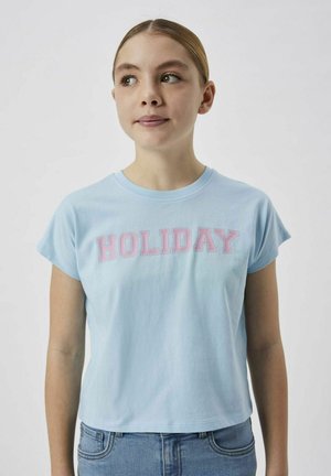 Jasnoniebieska bawełniana koszulka z krótkim rękawem, z napisem "HOLIDAY" w różowych blokowych literach na przodzie. Luźny krój.