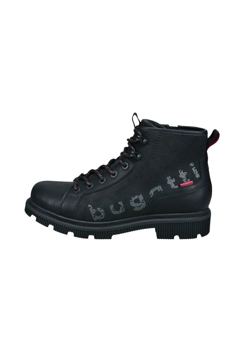 Botas altas negras con un exterior de cuero y gamuza, que presentan cordones rojos, una suela resistente y la palabra "bugatti" impresa en el lateral.