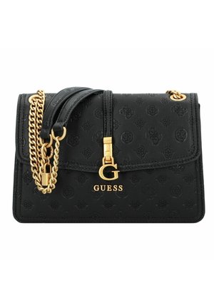 Schwarze Guess-Handtasche mit geprägtem Logomuster, goldener Kette als Träger und goldener "G"-Logo-Verschluss auf der Vorderklappe.