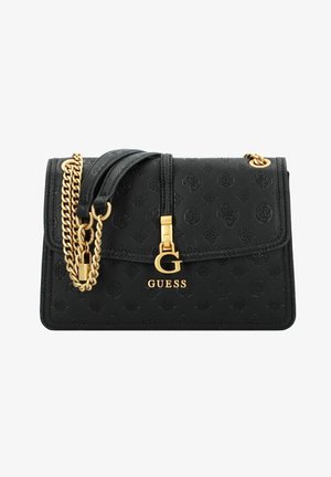 Sort Guess håndtaske med præget logomønster, guldkæde strop og guldt "G" logo lås på frontklappen.