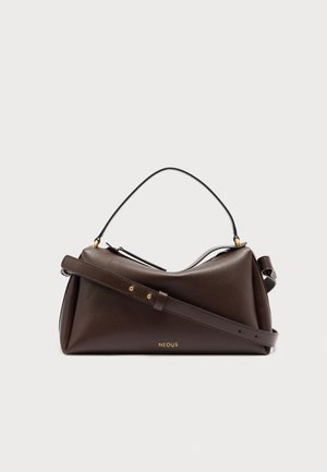 Σκούρο καφέ δερμάτινη τσάντα χειρός με κοντή λαβή και ρυθμιζόμενο ιμάντα ώμου, με μικρό χρυσό λογότυπο της μάρκας "NEOUS" στο μπροστινό μέρος.