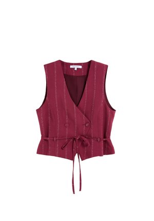 Chaleco burdeos sin mangas con rayas verticales blancas, botones cruzados y cinturón anudado en la cintura.