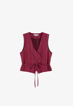 Chaleco burdeos sin mangas con rayas verticales blancas, botones cruzados y cinturón anudado en la cintura.