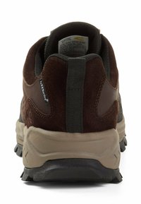 Braune Wildleder- und Strukturleder-Wanderschuhe mit Gummisohle, verstärktem Absatz und einer Stoffschlaufe an der Rückseite für einfaches Anziehen.