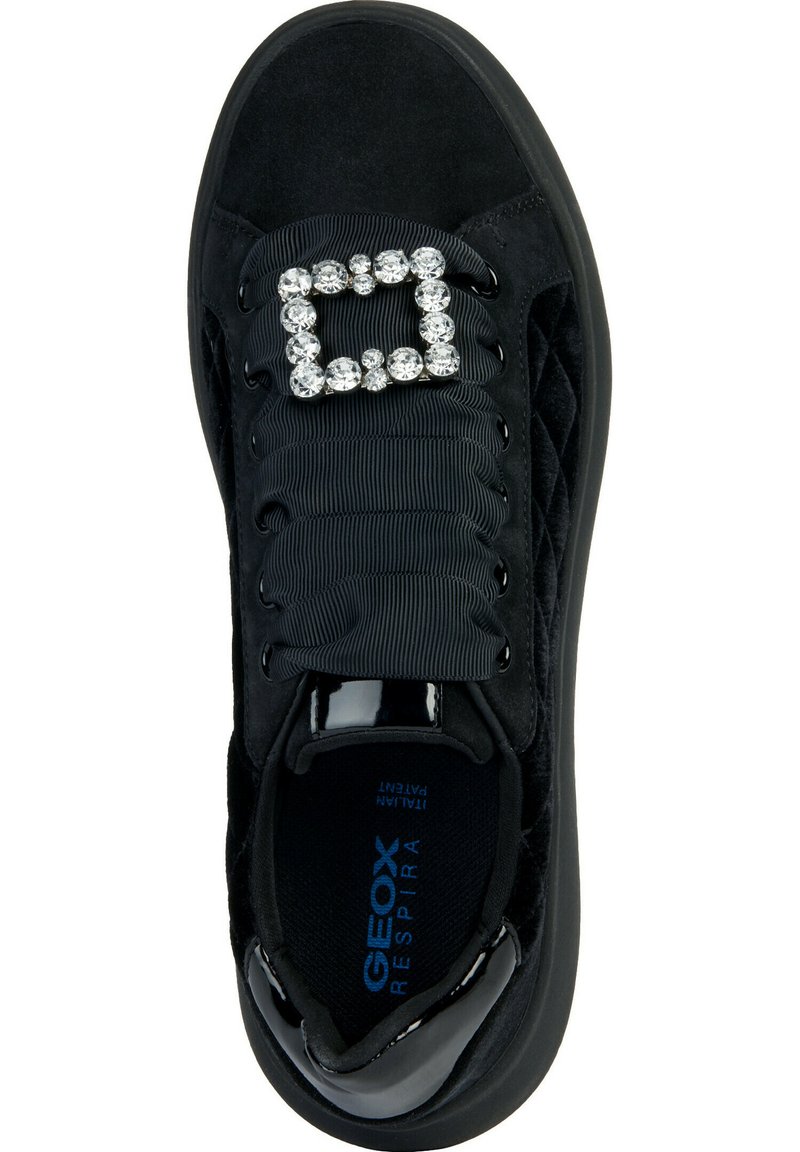 Czarne sneakersy o welurowej teksturze, z dekoracyjnym zapięciem z cyrkoniami, elastycznymi sznurówkami i wyściełaną wkładką oznaczoną Geox Respira.