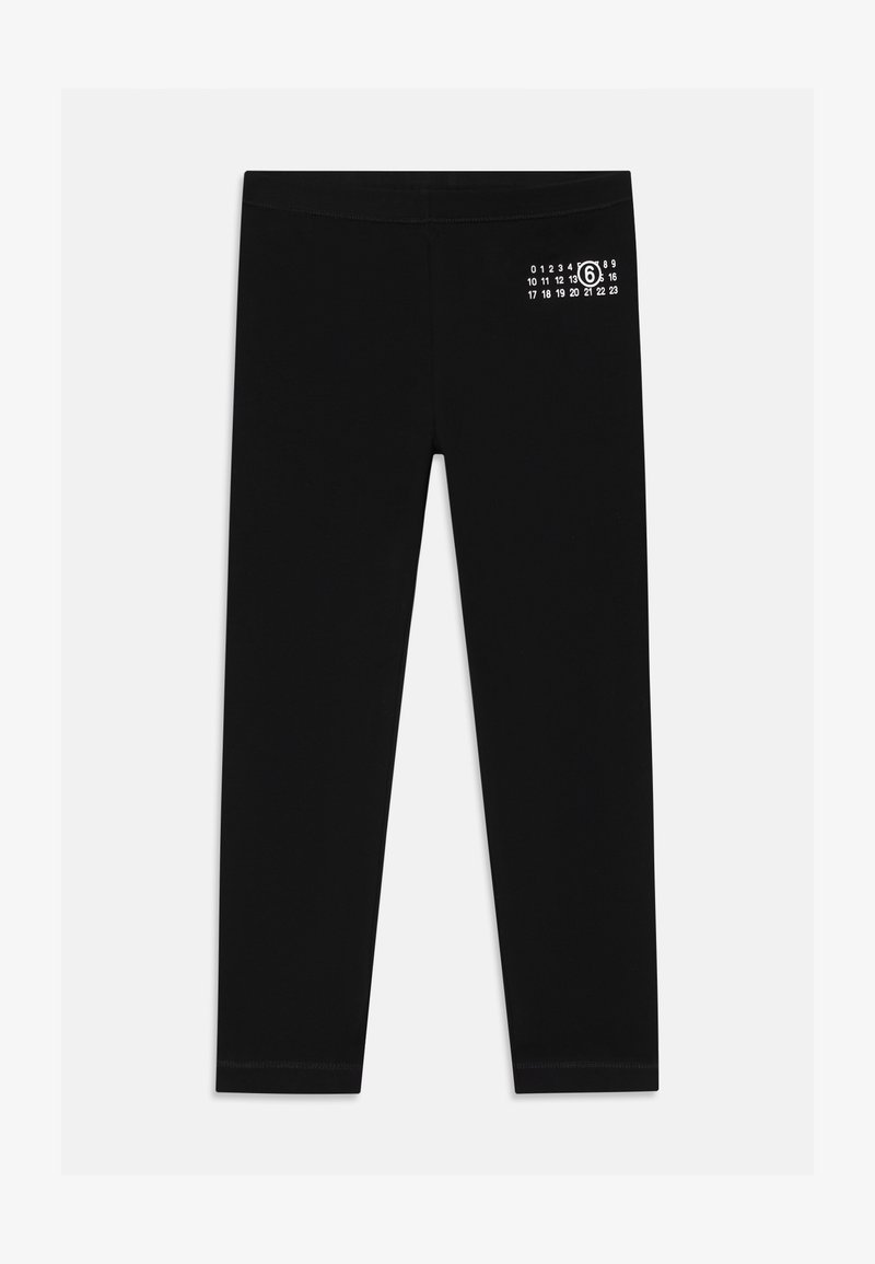 Črne legice iz raztegljive tkanine, z belim številčnim vzorcem na zgornji strani, gladke teksture in prilegajočega kroja.