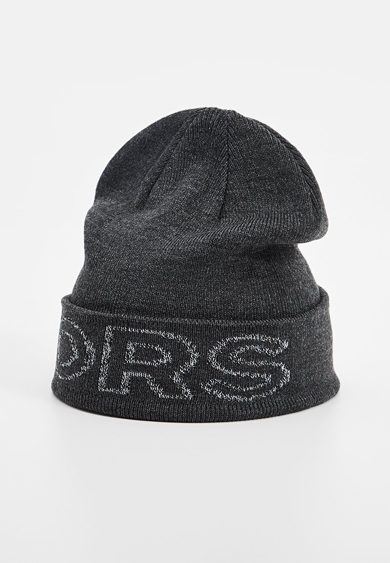 Berretto lavorato a maglia di colore grigio scuro con risvolto. Presenta una cucitura in contrasto di lettere sul risvolto. Texture morbida e vestibilità aderente.