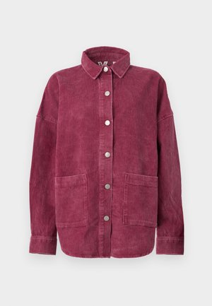 Veste-chemise en velours côtelé à manches longues de couleur rose profond avec boutons-pression sur le devant, deux grandes poches plaquées frontales et un col classique.