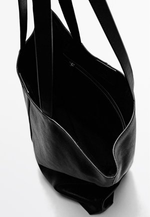 Borsa tote in pelle nera con una texture morbida, ampia apertura e manici piatti regolabili. L'interno presenta una tasca con zip per l'organizzazione.