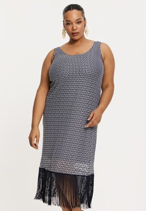 Robe sans manches à motifs bleu marine et blanc avec un col rond, présentant un ourlet frangé et une silhouette droite.