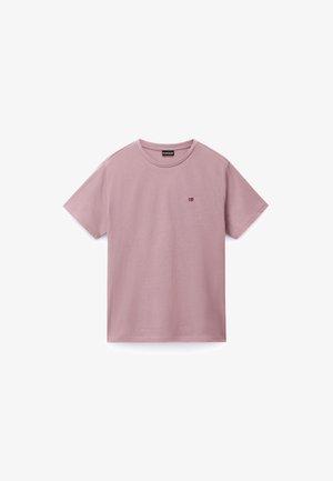 Jasnoróżowa bawełniana koszulka z krótkim rękawem, okrągłym dekoltem i małym haftowanym logo na piersi. Brak wzorów i grafik. Prosty design.