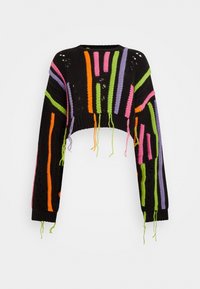 Pull court noir avec des rayures verticales colorées en rose, vert, orange et violet. Comprend des motifs en tricot ouvert et des détails en franges.