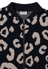 Veste zippée avec une base bleu marine, ornée d'un motif léopard beige. Tissu lisse, col côtelé et détail de fermeture éclair à l'avant.