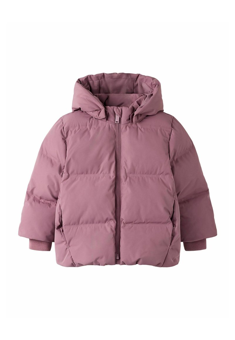 Pehmeas maasikavärvis pufferjope, millel on kapuuts, eesmine läbi tõmmatav lukku ja elastsed mansetid. Disain sisaldab isoleerivaid tikitud osi.