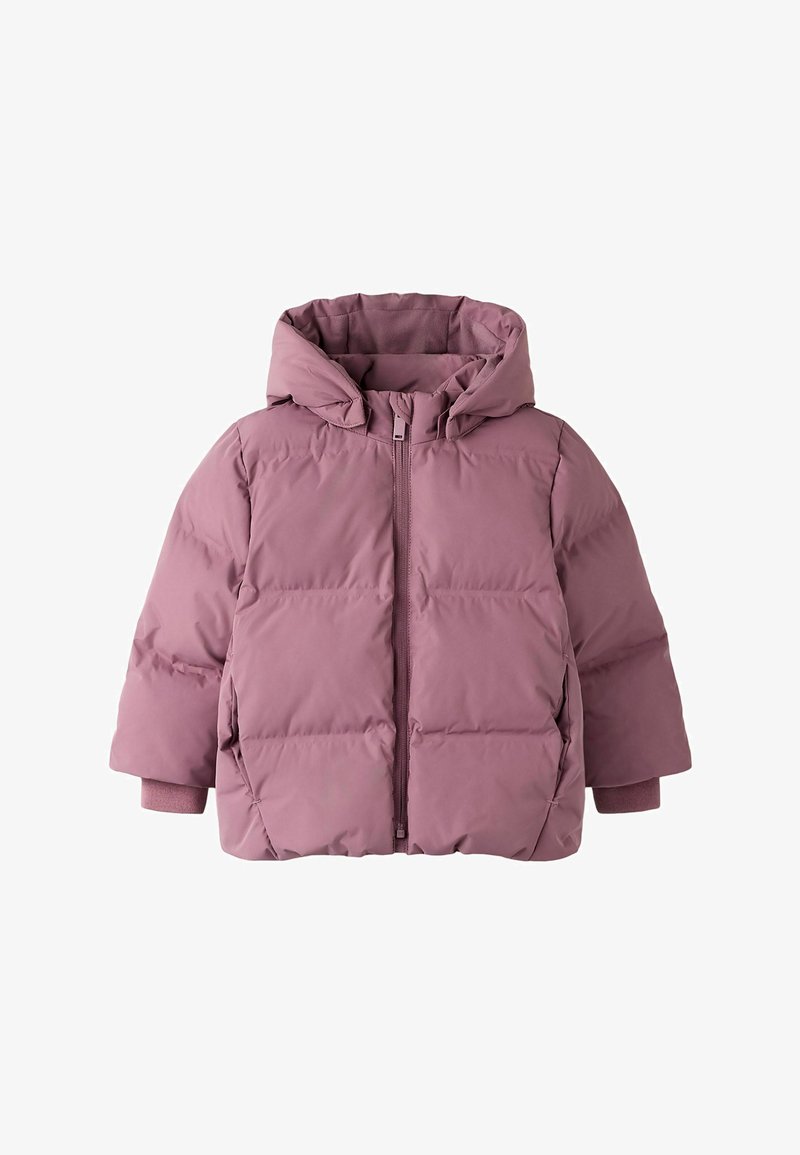 Pehmeas maasikavärvis pufferjope, millel on kapuuts, eesmine läbi tõmmatav lukku ja elastsed mansetid. Disain sisaldab isoleerivaid tikitud osi.