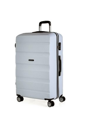 Maleta rígida de color azul claro, con estrías horizontales, cremalleras negras y un mango retráctil. Cuatro ruedas multidireccionales para mayor movilidad.