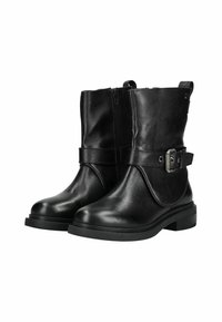 Botas de cuero negras hasta el tobillo con una textura suave, punta redonda, cremallera lateral y detalle de correa con hebilla ajustable. Suela de goma plana y baja.