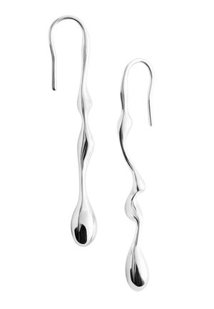 Boucles d'oreilles longues et fines en argent, de forme irrégulière et ondulée, avec un fermoir à crochet sur fond blanc.