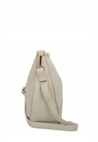 Bolso de mano de cuero beige con forma triangular, superficie texturizada, acentos en hardware dorado y una correa ajustable. Cierre superior con cremallera.