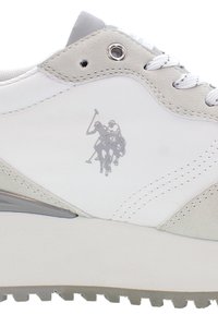 Białe sneakersy z szarymi akcentami z zamszu, z detalem logo przedstawiającym dwóch graczy polo na koniu oraz teksturowaną gumową podeszwą.