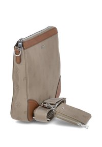 Borsa a spalla sintetica beige con dettagli in pelle marrone, forma rettangolare, chiusura con zip, dettaglio del logo e tracolla removibile con piccola borsetta.