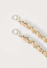 Læder- og guld kæde-accessory med en fletdesign i beige og poleret guldlåser med krokodillelås.