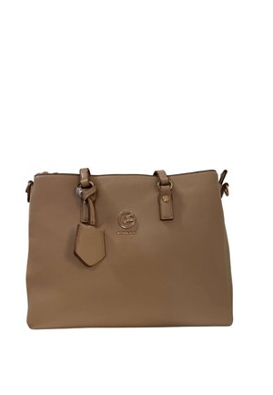 Borsa a mano in pelle color cuoio chiaro con doppi manici, emblema del logo dorato al centro e etichetta in pelle allegata, mostrata su sfondo bianco.