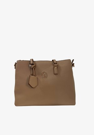 Tan kleurige leren handtas met dubbele handvatten, gouden logo-embleem in het midden en aangehecht leren label, afgebeeld op een witte achtergrond.