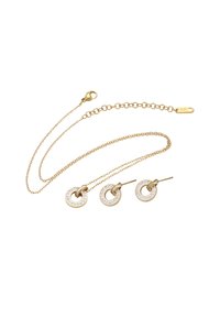 Smykkesæt i guldtone bestående af en kædedesign halskæde med en hummerlås og runde øreringe prydet med klare krystaller langs kanten.