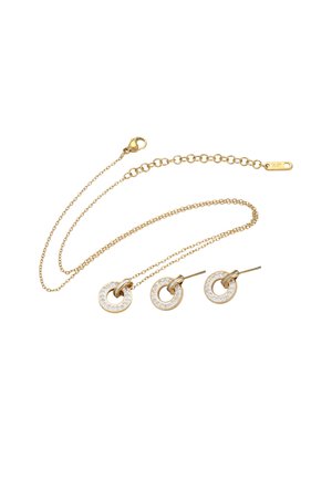 Gouden sieraden set bestaande uit een ketting met een kreeftslot en cirkelvormige oorbellen versierd met heldere kristallen langs de rand.