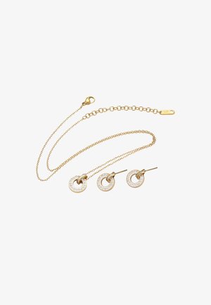 Zestaw biżuterii w odcieniu złota, który obejmuje naszyjnik na łańcuszku z zapięciem na zatrzask i okrągłe kolczyki ozdobione przezroczystymi kryształami wzdłuż krawędzi.