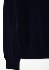 Dunkelblauer Strickpullover mit einer weichen, strukturierten Oberfläche. Verfügt über lange Ärmel und einen gerippten Bund, der ein klassisches Design betont.