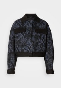 Fekete és sötétkék, texturált, rövidített dzseki hosszú ujjakkal, széles gallérral és két fedős zsebbel a mellrészen, fehér háttéren.